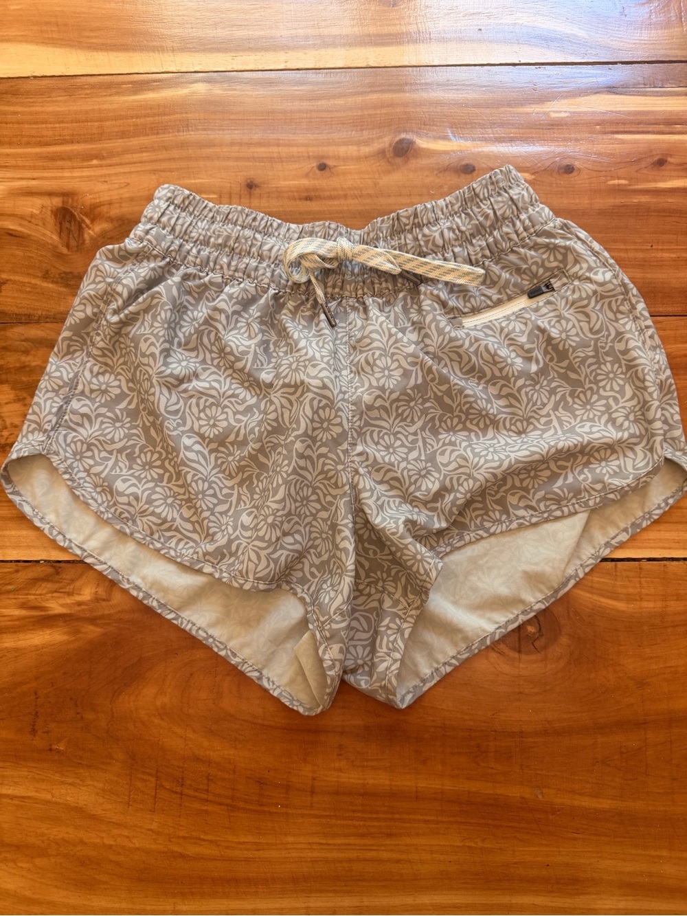 Vuori Shorts, Gray and White, Size XS, Great Condition 🩶🤍🩶🤍